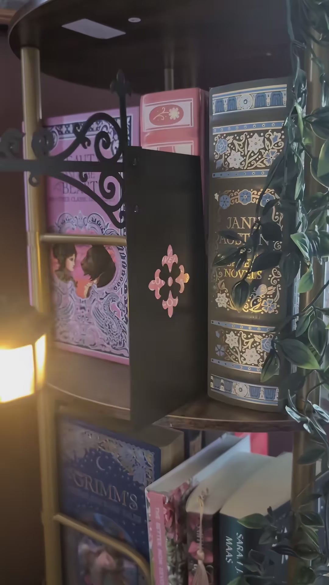 library-lantern-bookshelf-light demo